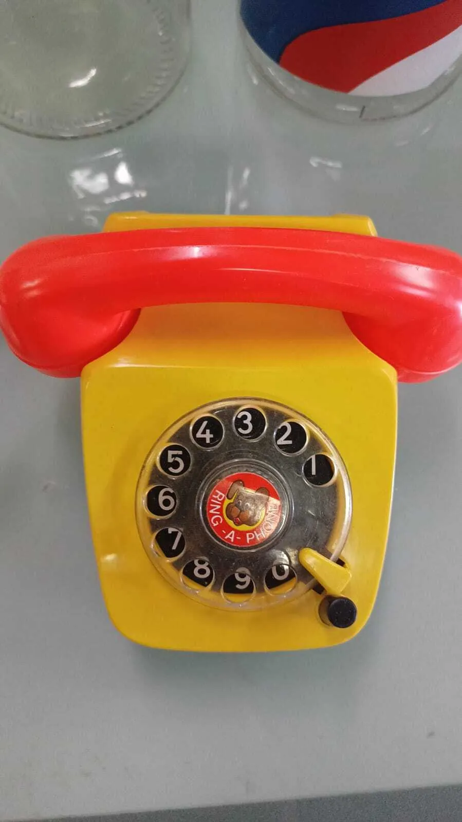 TELEFONO DE JUGUETE AMRILLO  Y ROJO "RING-A-PHONE"  Mide 10 X  6 cm 