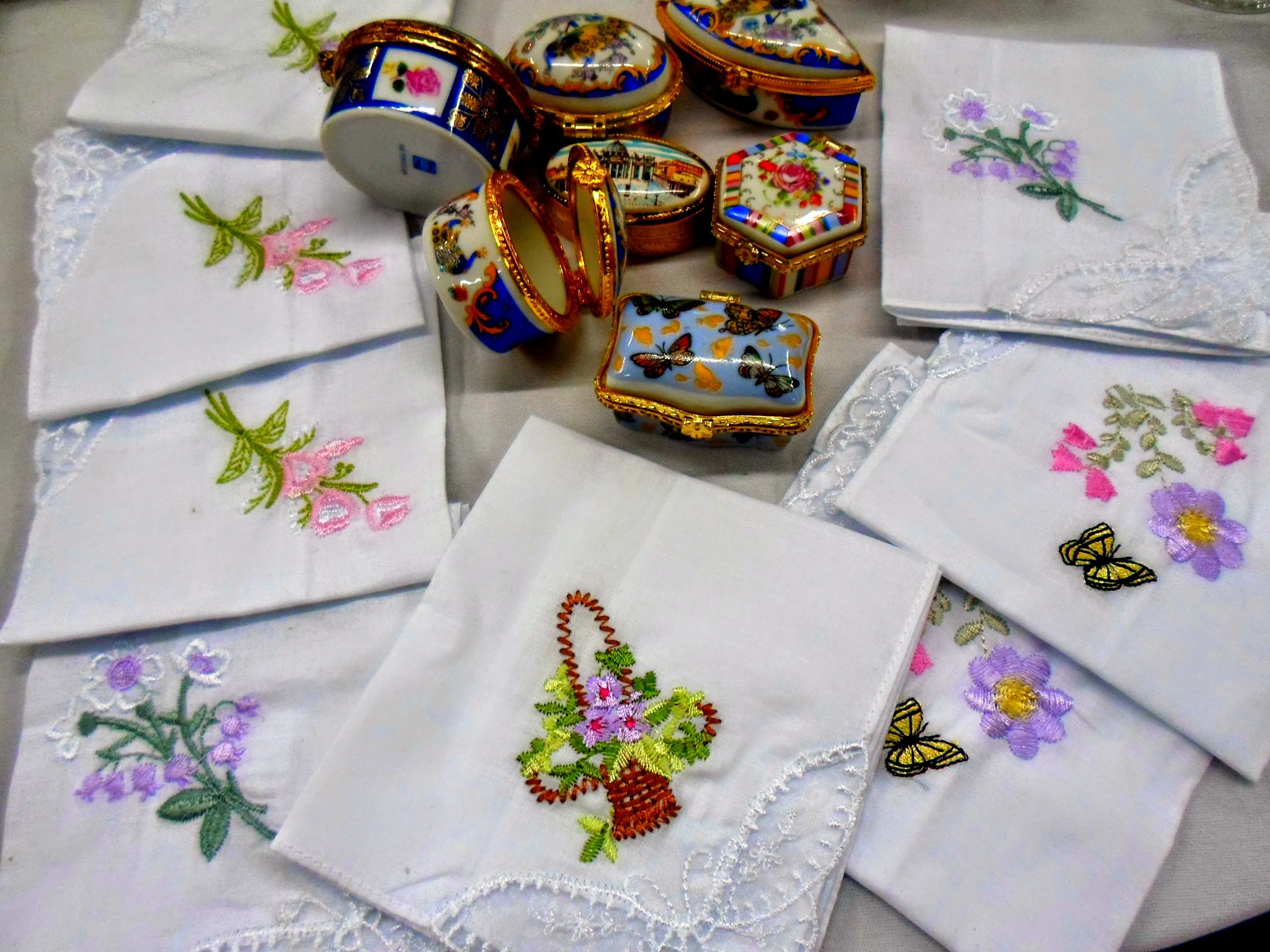 SERVILLETAS CON  BORDADOS  VARIOS   28 X 26 CM