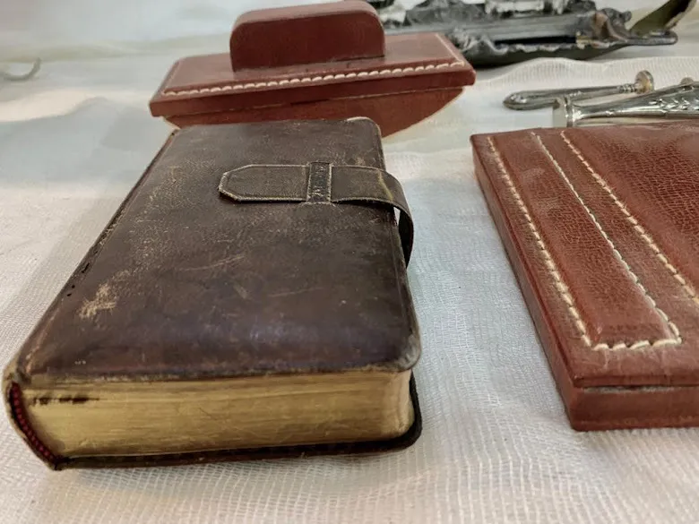 LIBRETA CUERO MARRON HOJAS ORO "ACM"