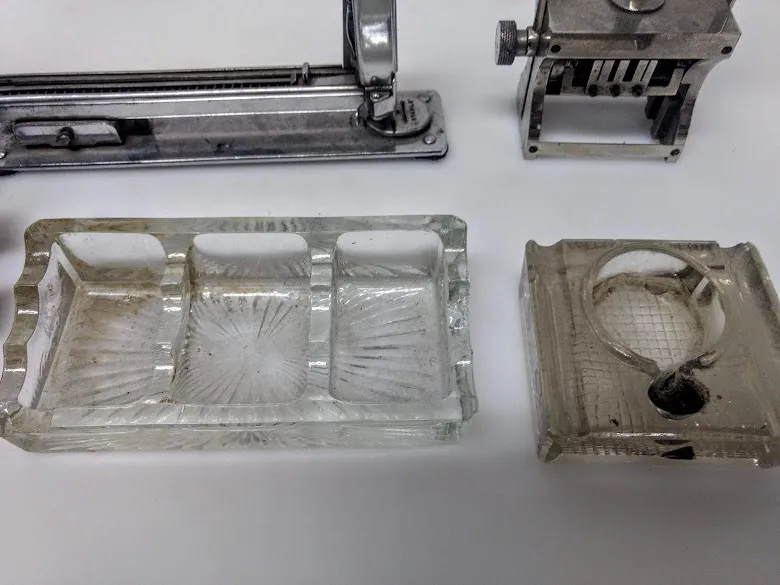 PORTA GANCHOS / TINTERO  ESCRITORIO VIDRIO ANTIGUO 