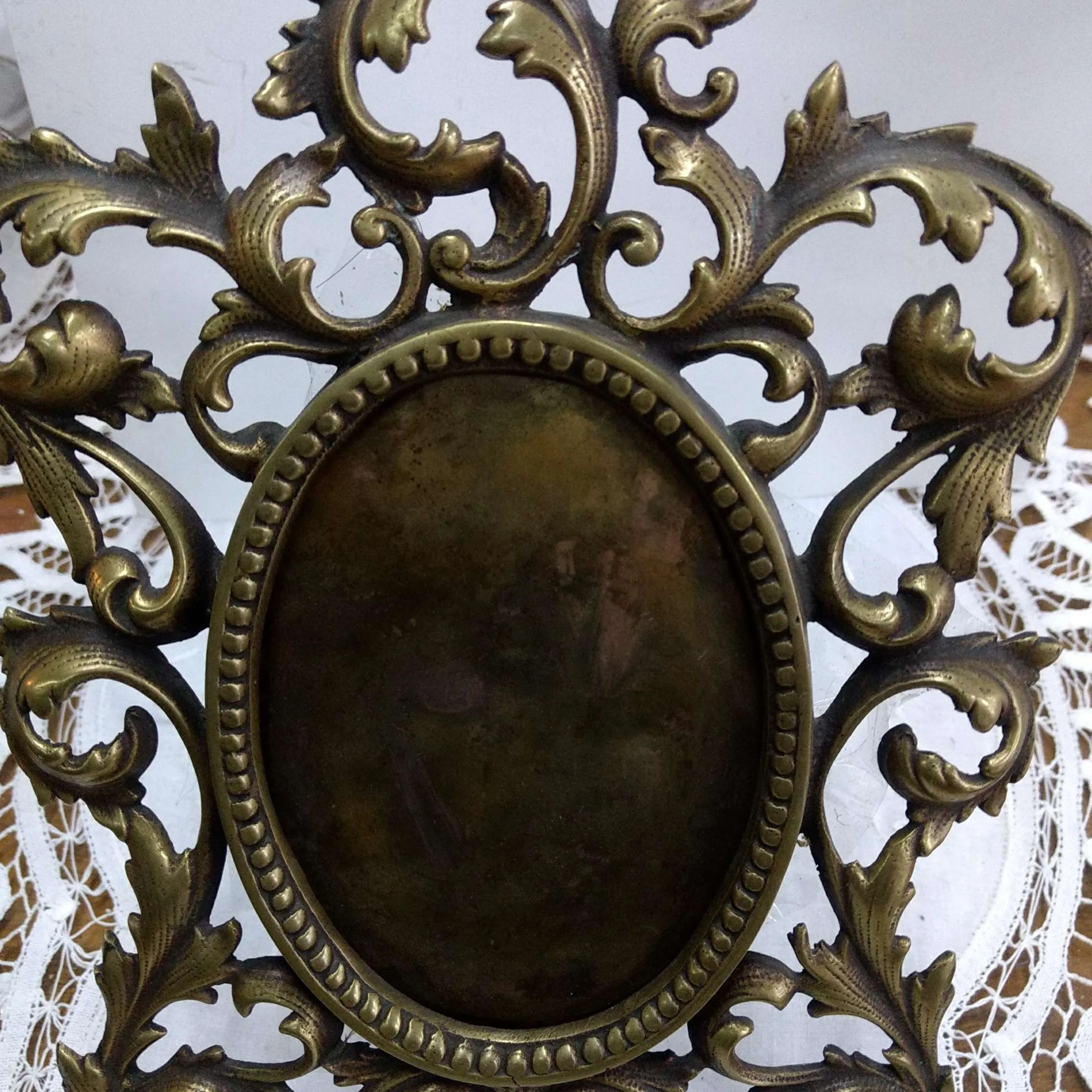 Porta Retrato Oval Bronce   9 x 12 cm int. Ext . 20 x 26 cm  PROO