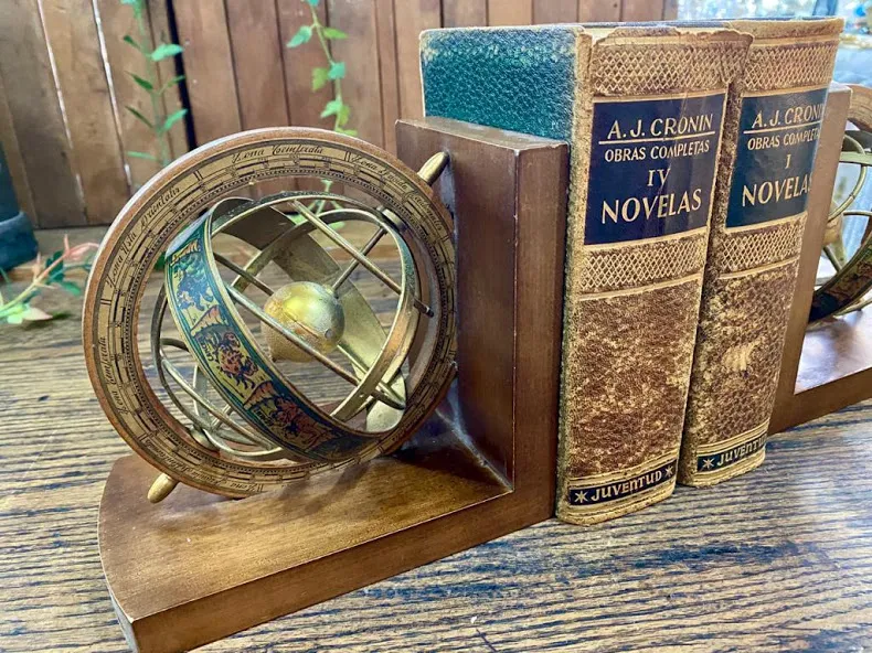 PAR DE ASTROLABIO SUJETA LIBROS  ( MAPAMUNDI) Base  10 x  15  alto  15 cm 