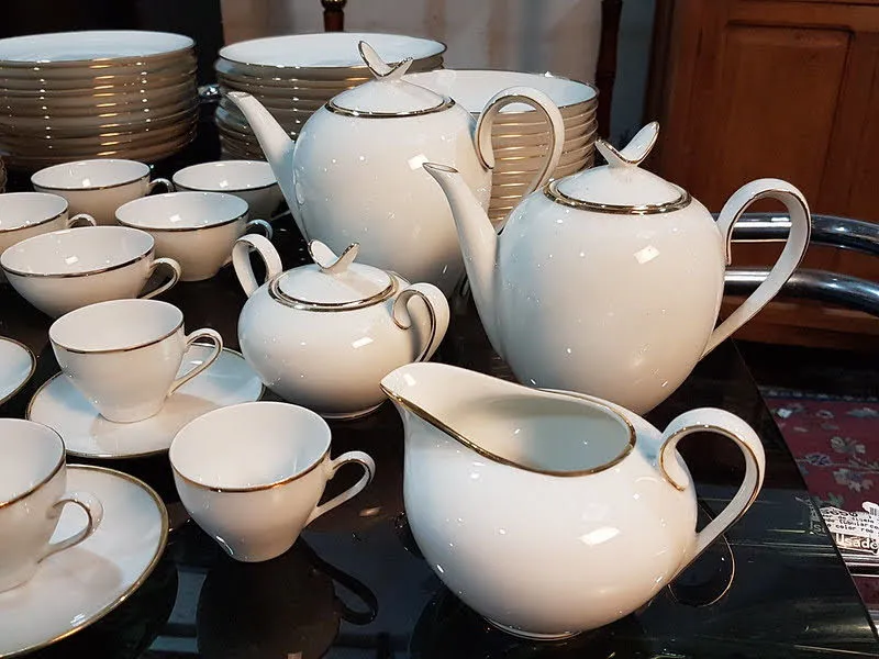 CAFETERA TSUJI BLANCO BORDE ORO "ALAS"