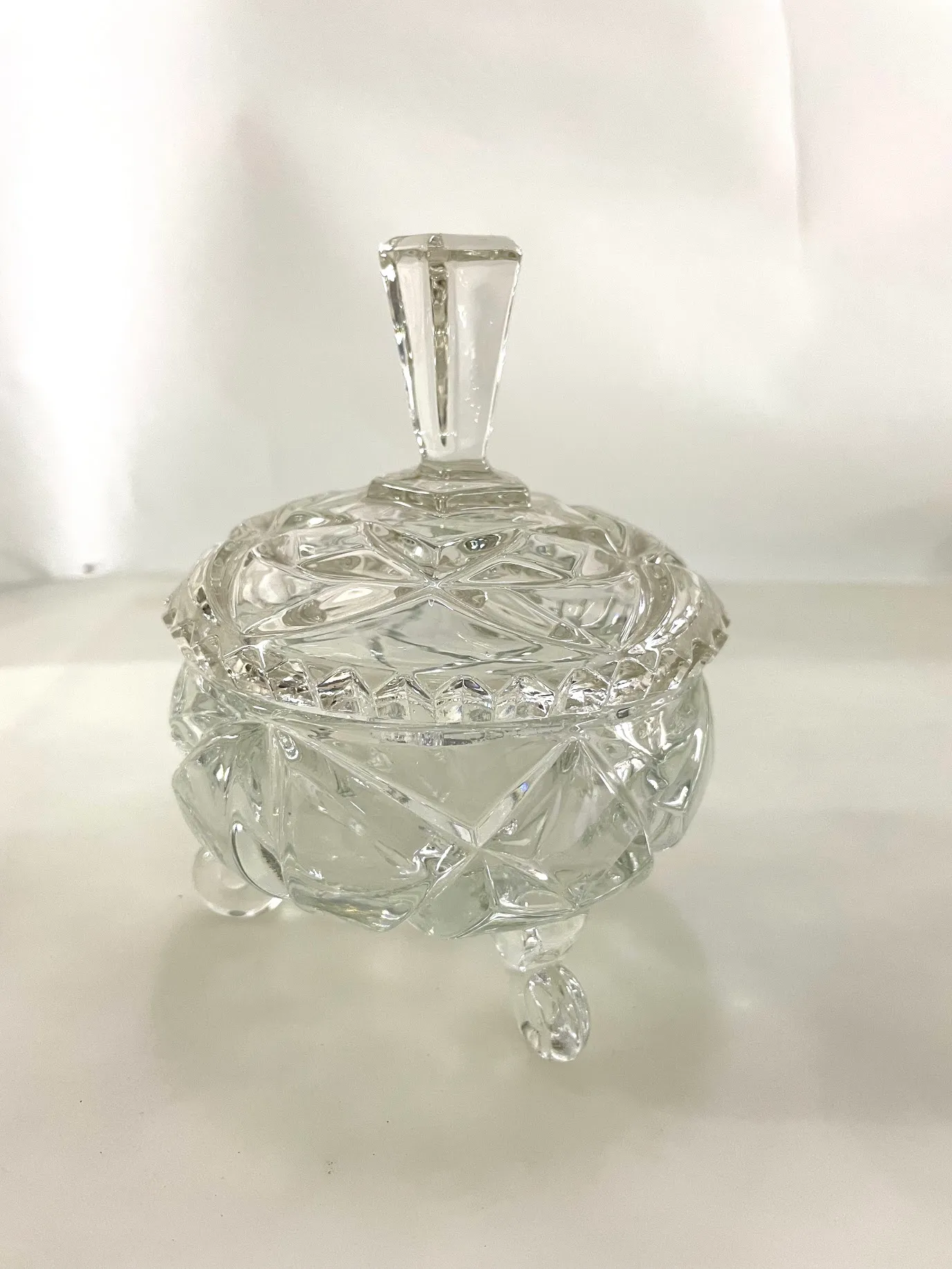 BOMBONERA CRISTAL TALLADO  CON PATITAS  17X13CM (BCT01)