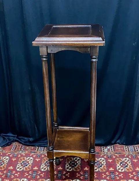 PEDESTAL DE  CAOBA BASE CUADRADA  32 cm alt 95 cm 