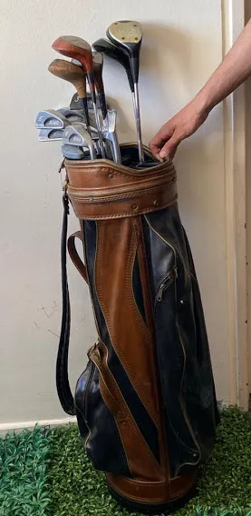 SET DE GOLF CON 13 PALOS Y BOLSO DE CUERO