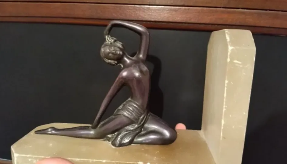 PAR DE  SUJETA LIBROS MUJER PELTRE Y MARMOL