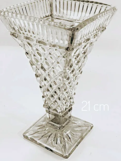 FLORERO CRISTAL ANTIGUO "FCA14"  11 X 11 X 21 CM 