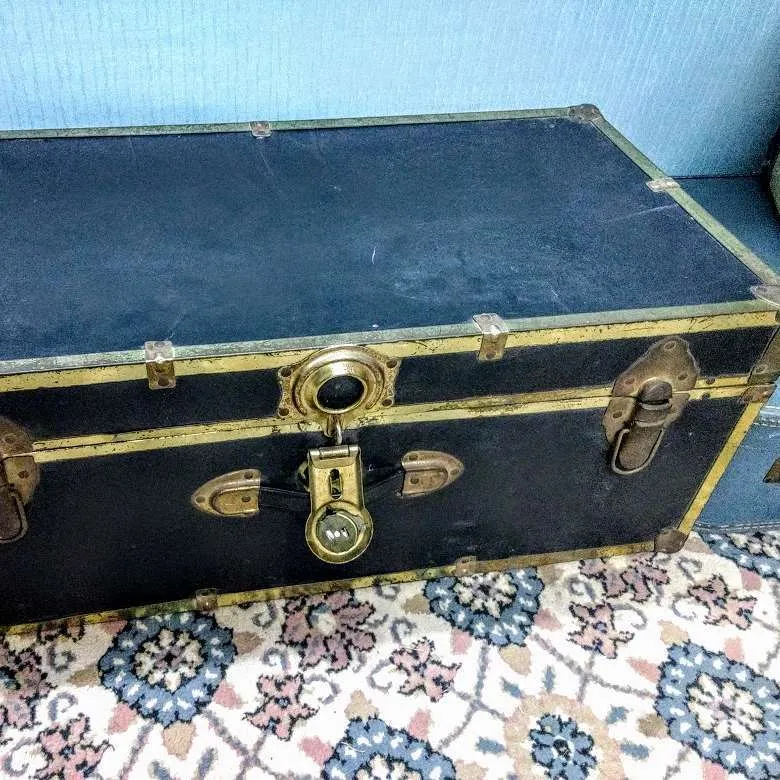 BAUL NEGRO CON BORDES ORO (LARG 76 X  ALT 31 X  PROF 40 CM )