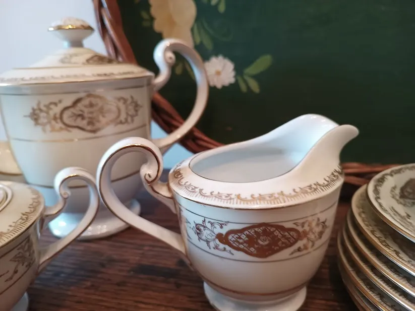 LECHERA PORCELANA CON ORO " TSUJI GOLDEN"