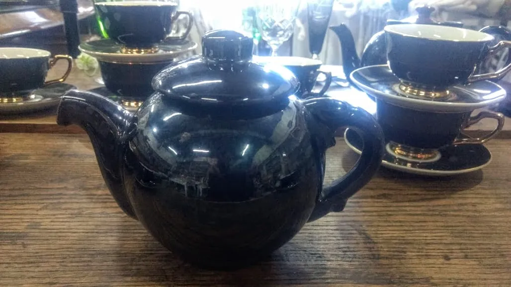 TETERA VINTAGE  CERAMICA -NEGRA 