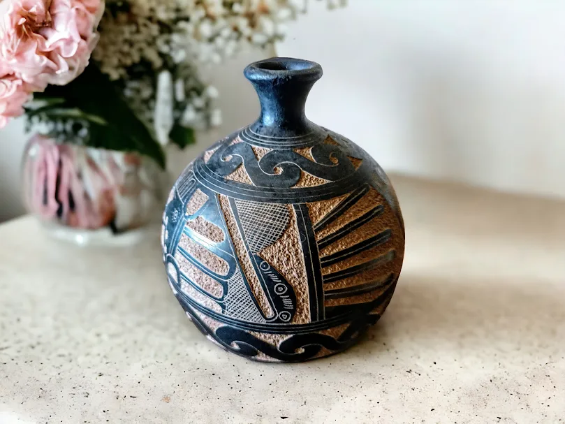 VASIJA ETNICA CERAMICA MARRON Y NEGRA  " VEC"- 20 CM ALT.