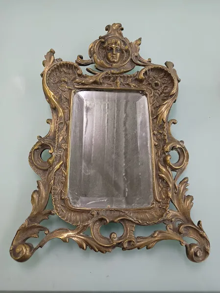 ESPEJO ANTIGUO BRONCE LABRADO CON FIGURA   30 X 34 CM 