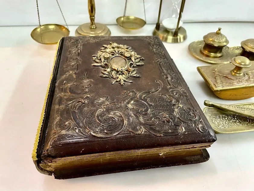 ALBUM REPUJADO " ESCUDO REAL " 21 X 27 X 6 CM