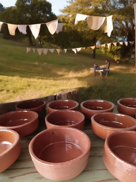 CAZUELA DE BARRO ESMALTADO. DIAM.  14 cm x 5 cm alto