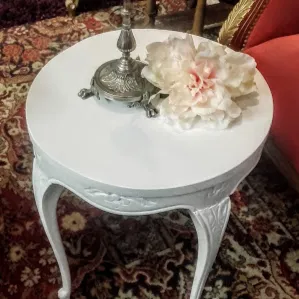 MESITA REDONDA LUIS XV BLANCA diam- 0.43  alt .0.50 mt