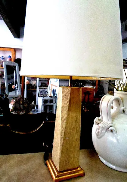 LAMPARA DE MESA  PATINADA MARFIL BASE ORO  " LIVING"