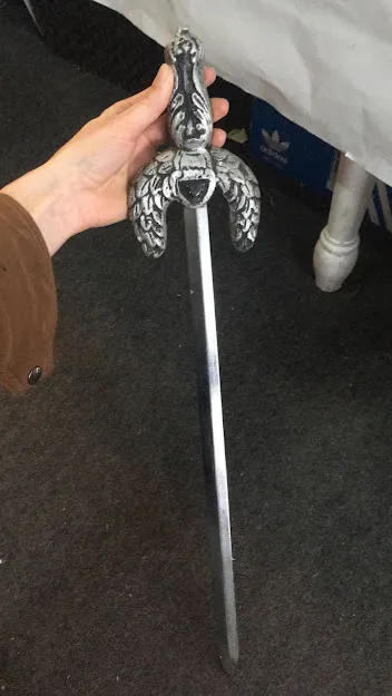 ESPADA CON MANGO DE  GOTICO DE YESO  58 CM