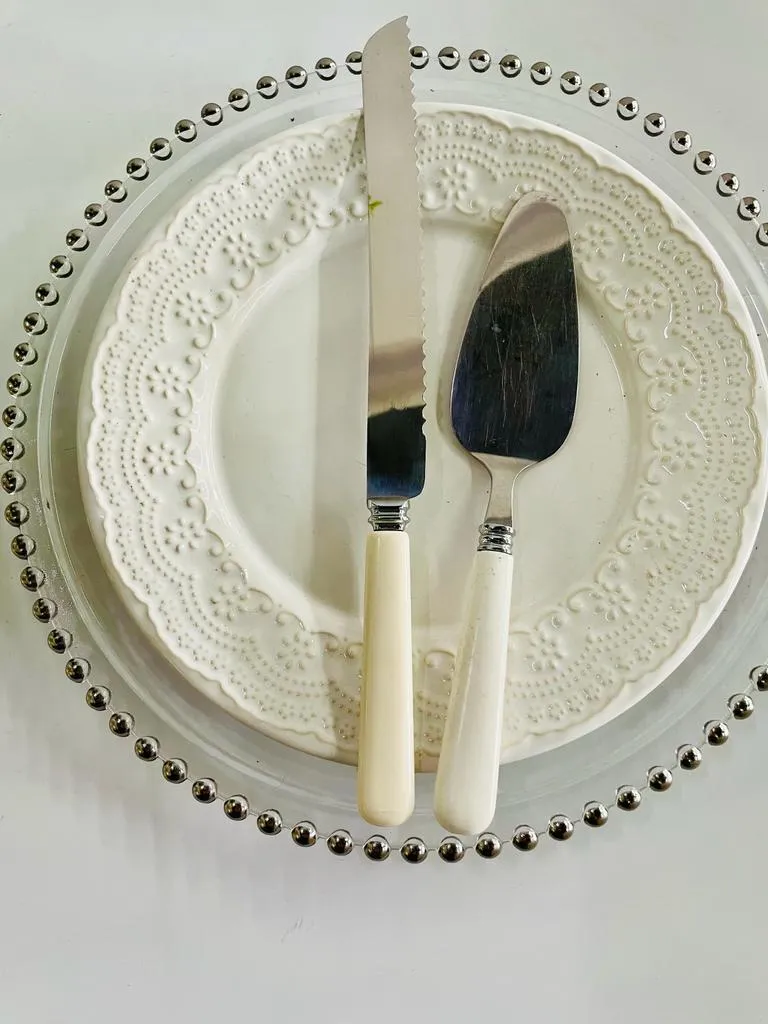 JUEGO PALA Y CUCHILLO PLATIL Y MANGO  BLANCO. 