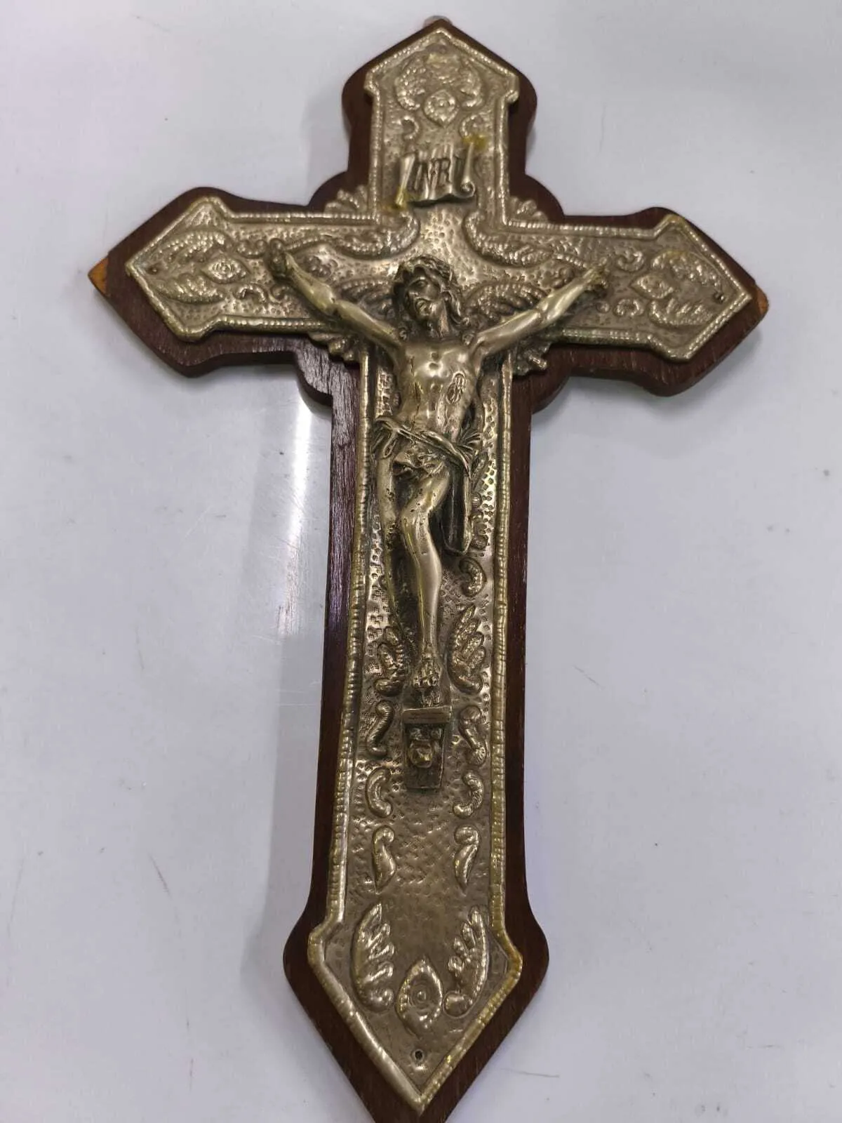 CRUZ DE MADERA Y PLATA REPUJADO :Med:45 x 28 cm