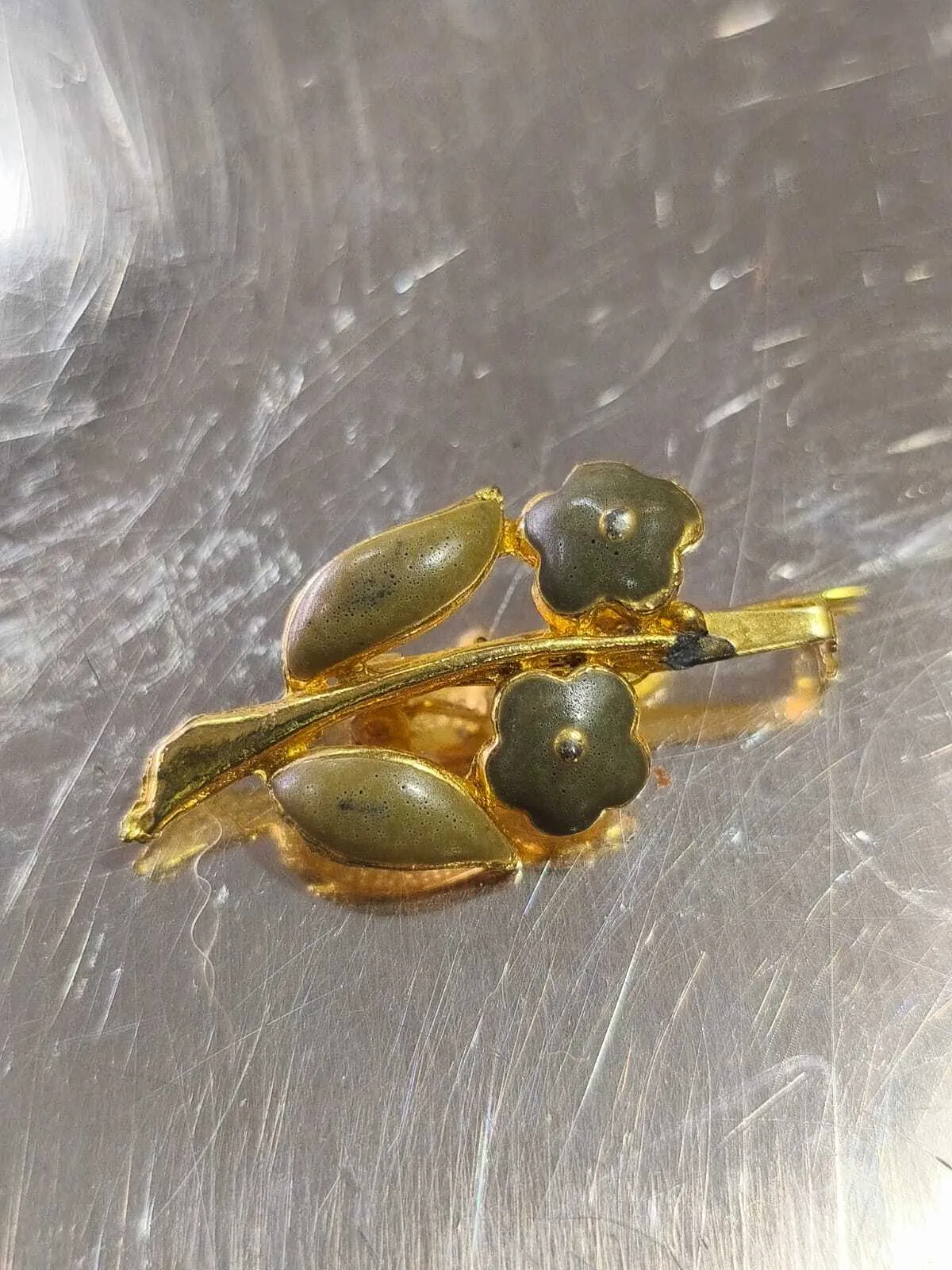 BROCHE ORO Y VERDE 4 CM