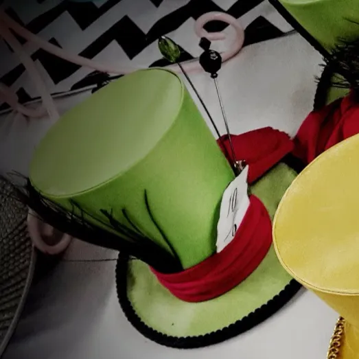 GALERA  ALICIA CHICA  VERDE LAZO ROJO  BASE : 15 ALT 12 CM