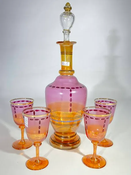 JUEGO DE LICORERA  + 4 COPAS  CRISTAL LILA Y NARANJA 