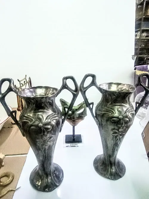 JARRON  PELTRE  LABRADO CON ASAS  " NOIR" - Alt.30 cm