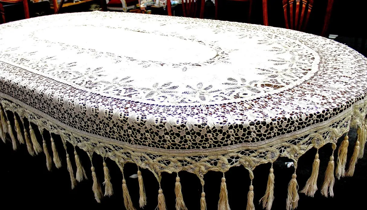 MANTEL OVAL  "Luisana Lopilato "  210 X 126 CM