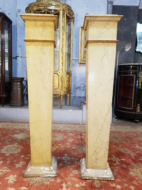 PEDESTAL MADERA BEIGE SIMIL MARMOL .  Alt. 133 cm de alto y 29 cm de lado