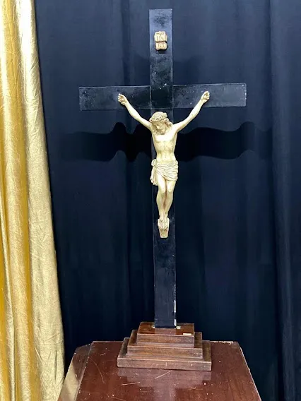 GRAN CRUCIFIJO NEGRO CON BASE ESCALON . ALT 80 CMN 