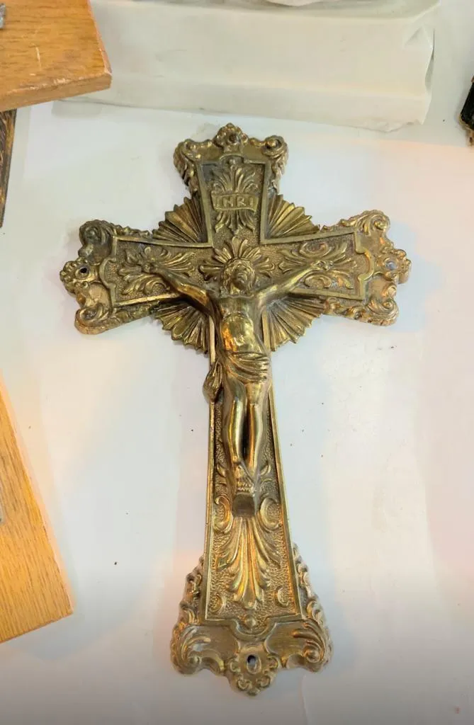 CRUZ DE BRONCE TALLADA :Med:27 x  17 cm 