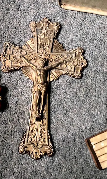 CRUCIFIJO DE METAL BRONCE LABRADA  COD.4