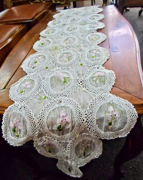 CAMINO  CON APLIQUE CIRCULOS CROCHET Y ROSAS "CCR"