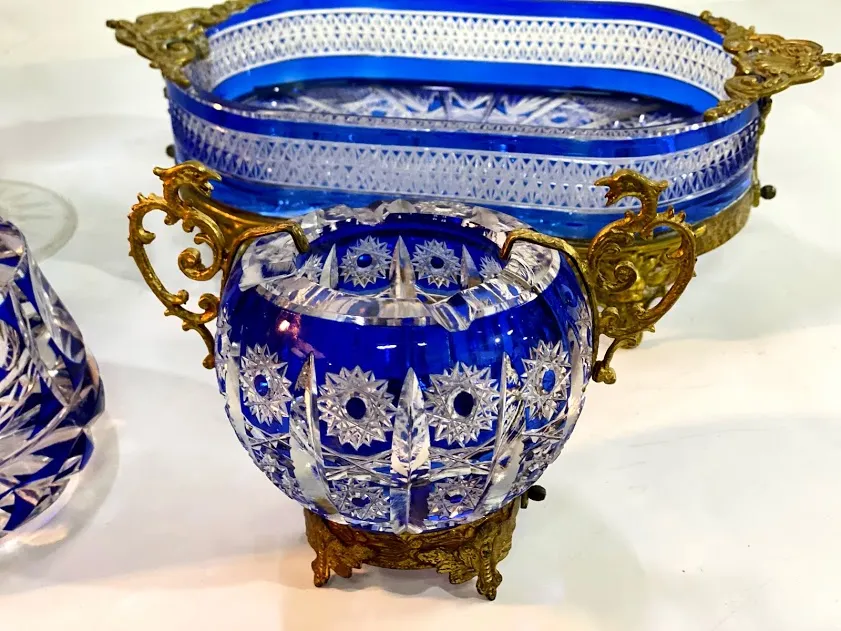CENICERO DE CRISTAL AZUL CON MONTURA DE BRONCE