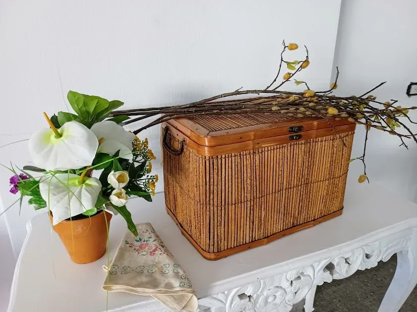 BAUL PEQUEÑO DE MIMBRE  . 40 X 30 X 30 CM ALT.