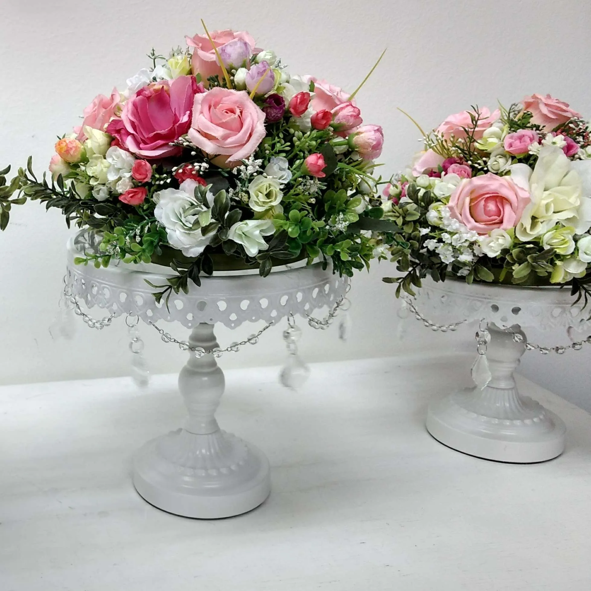 PIE DE TORTA BLANCO  "CHICA" CON CAIRELES  -Diam 18  alto 18 (CB003)