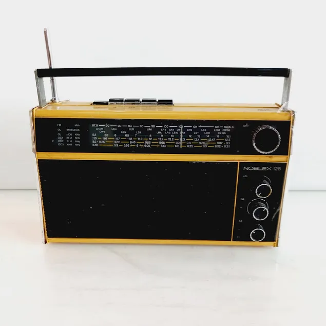 RADIO NOBLEX  AMARILLO (30 X 18  X 8 CM )