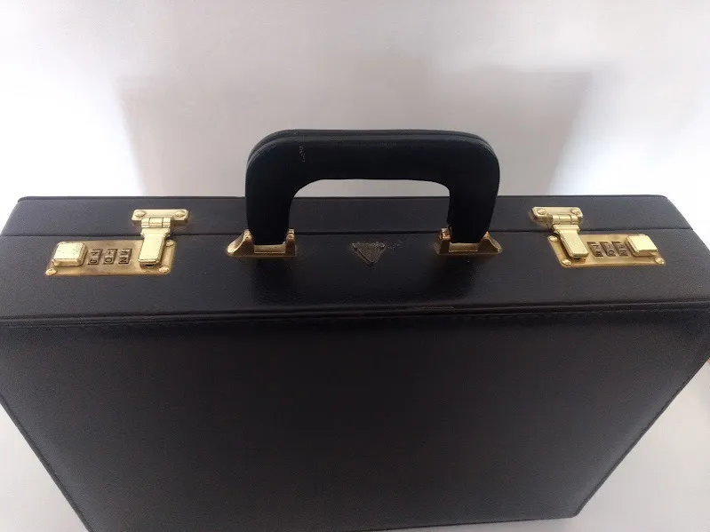 MALETIN CUERO NEGRO  CON  TRABA DE BRONCE Y COMBINACION - 40 X 30 X 10 XM ALT. " MCM"