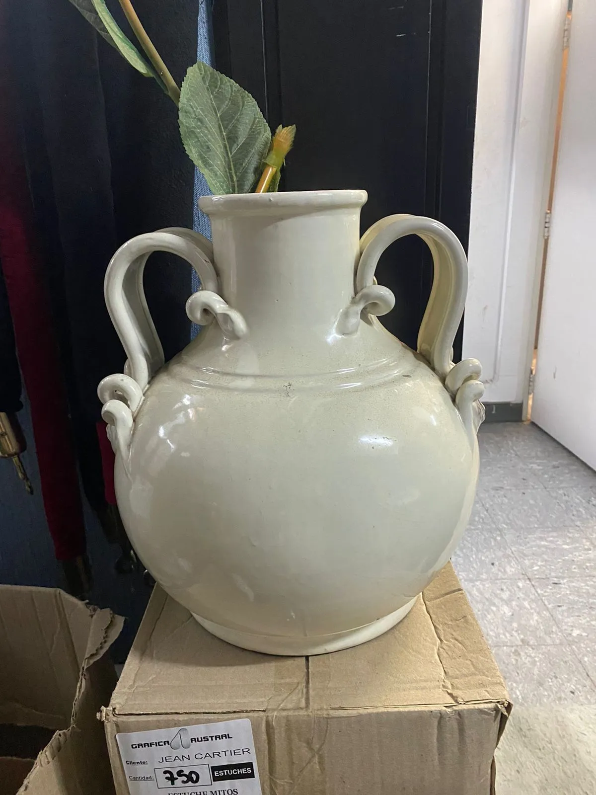 JARRON PORCELANA MARFIL CON ASAS