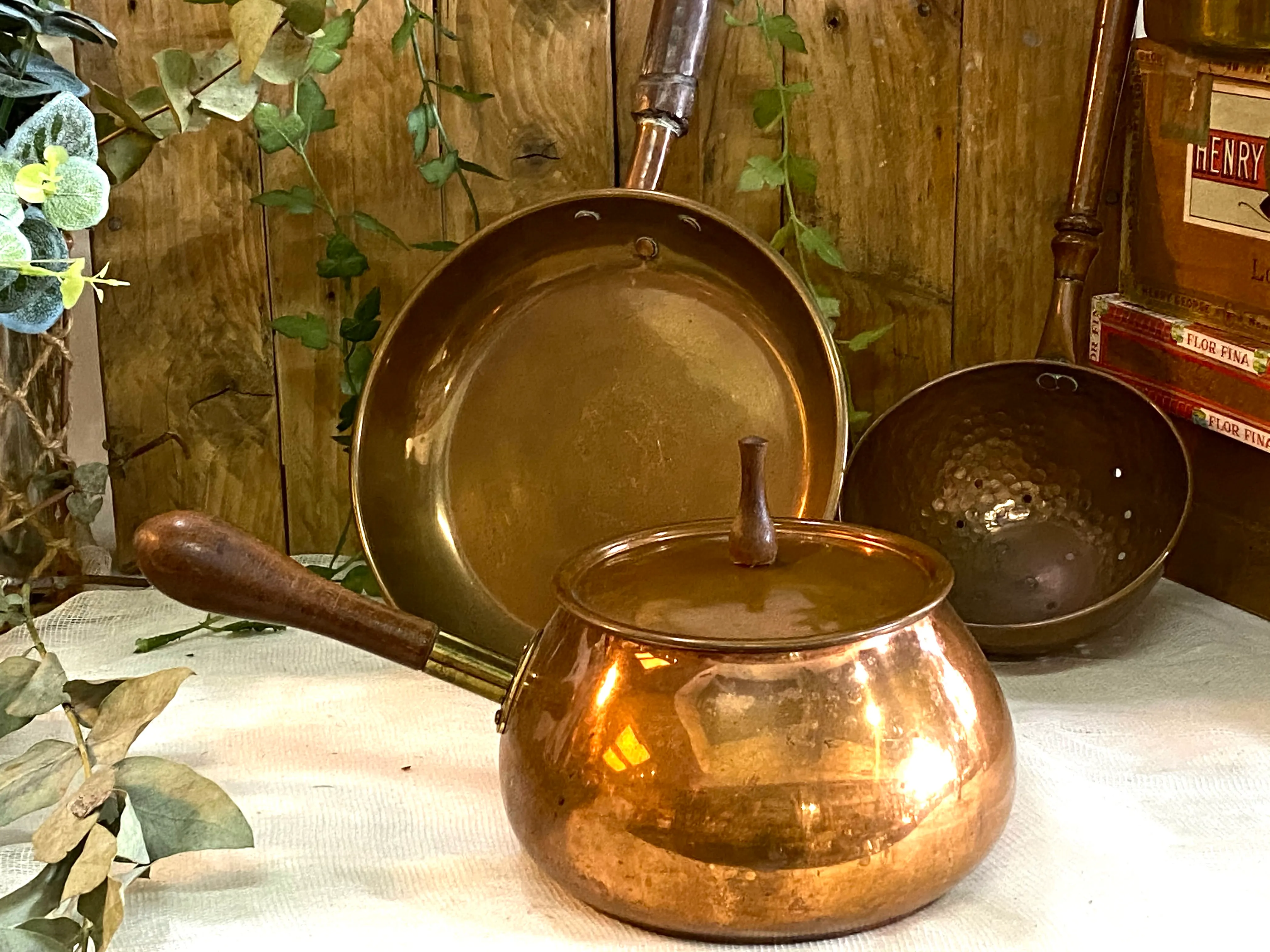 OLLA DE COBRE  CON  MANGO MADERA  BASE 14 cm L. 26 cm  COB 03 