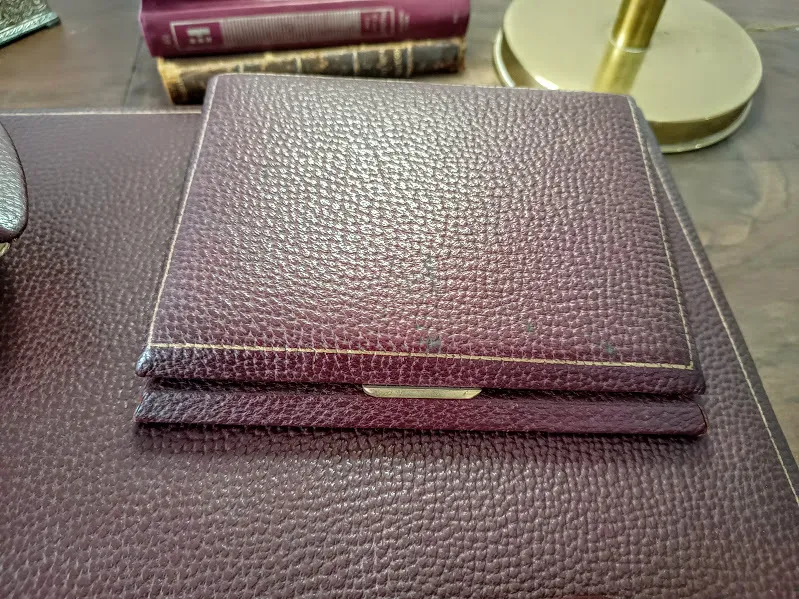 TARJETERO CUERO BORDO "NEUMMAN" 19 x 14 cm