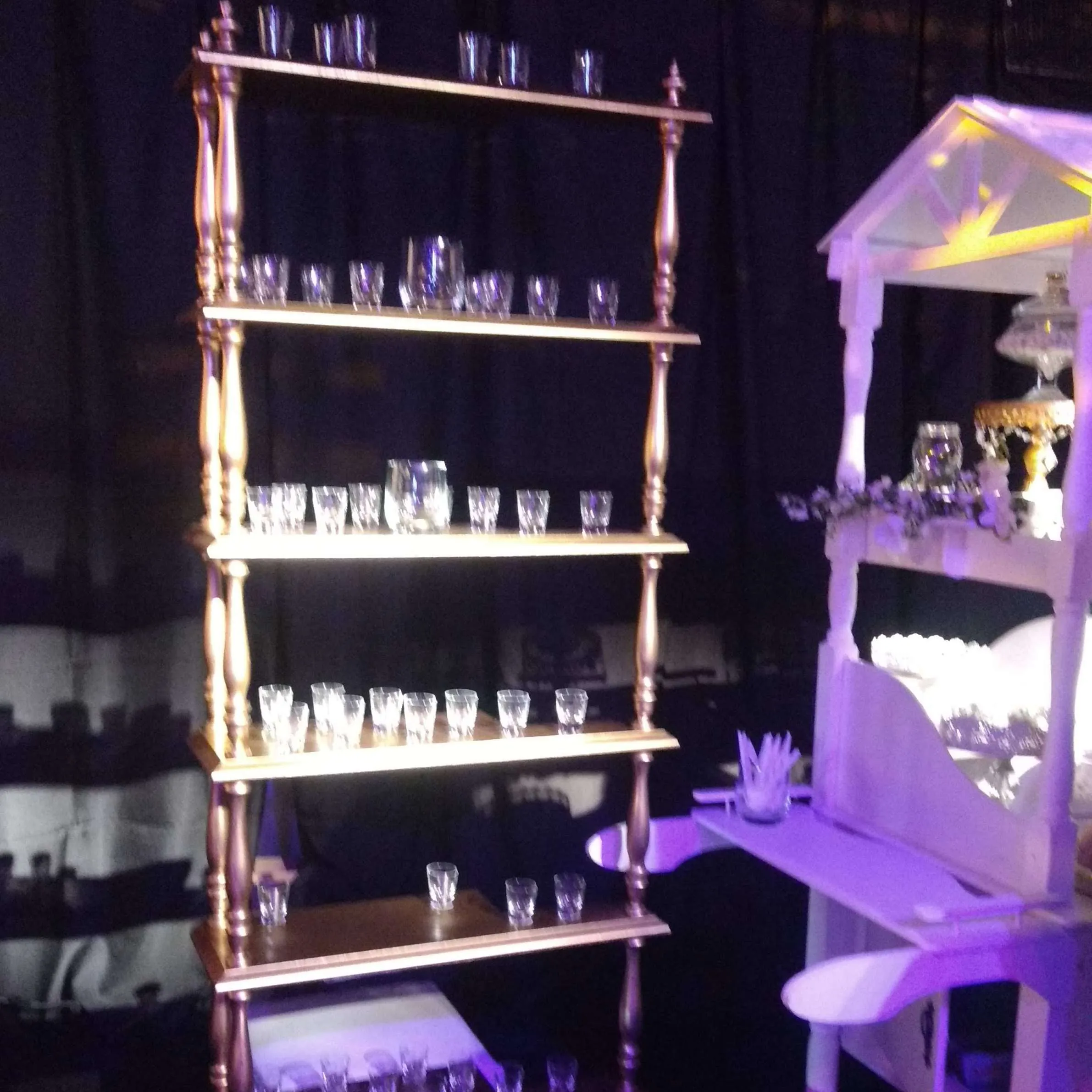 Estanteria dorada Versalles 7 estantes. Medidas: 1.80 mt.alt