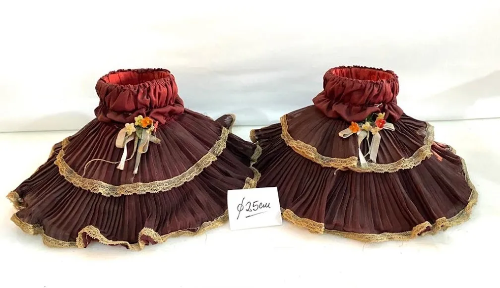 PANTALLA ANTIGUA ROJA CON VOLADOS