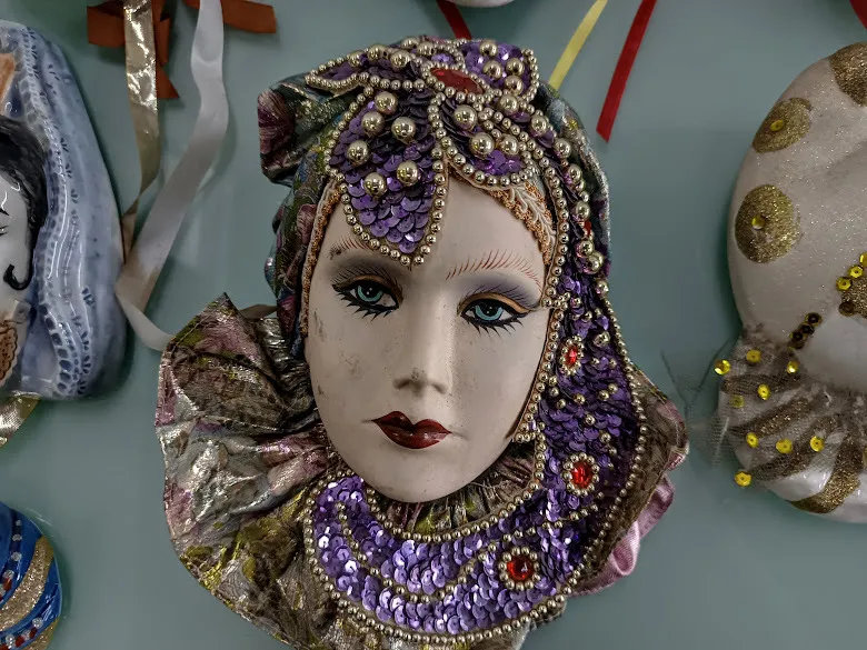 FIGURA ROSTRO MUJER  CON TOCADO BORDADO  " IRINA"