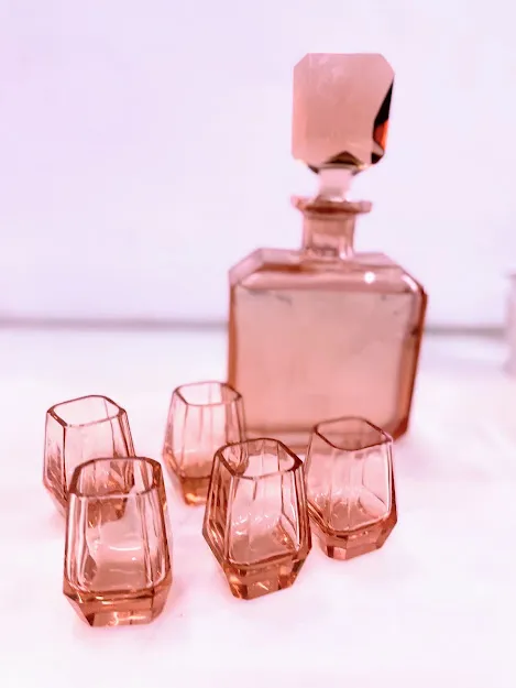 JUEGO LICORERA CRISTAL ROSA ART DECO CON 5 VASITOS