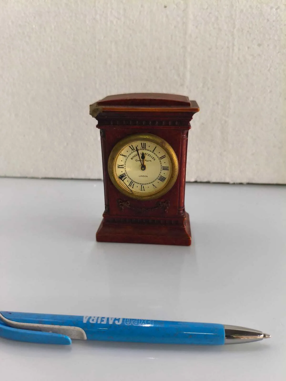 RELOJ DE MESA  DE MADERA "ROGER"  :Med 7 x 3 cm  Alto 10 cm 