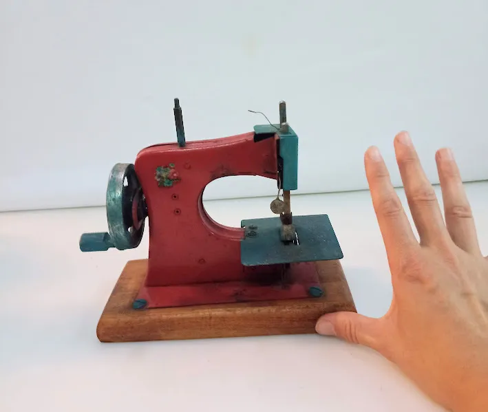 MINI MAQUINA DE COSER ROJA X TURQUESA  19 X 9 CM