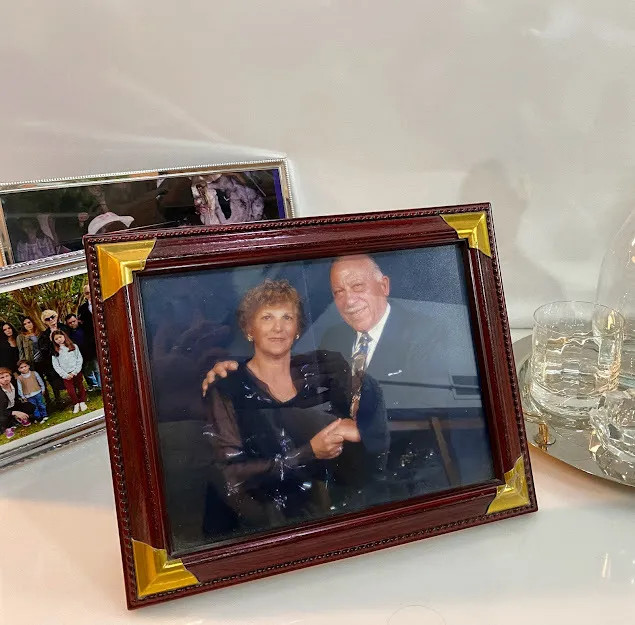 PORTARETRATO CUERO PUNTERA BRONCE 26.5 X 21.5 " RYN "