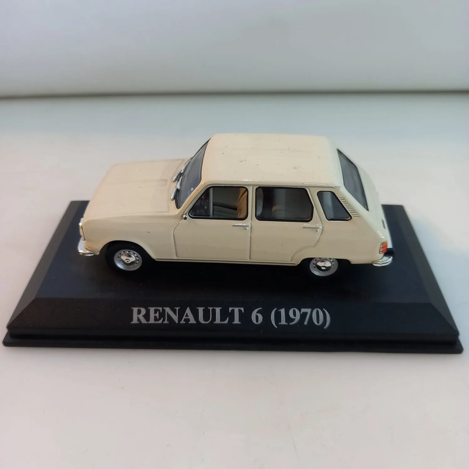 AUTITO  RENAULT   6  (  1970 )   9 X 3  X  3 CM 